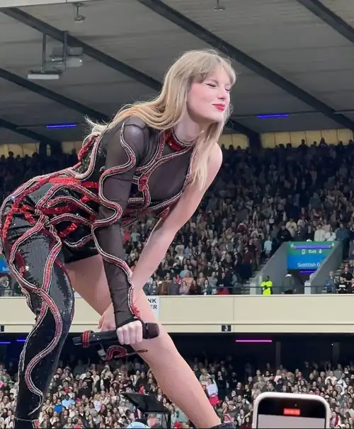 Taylor Scrunched Face and Rep bodysuit 😍