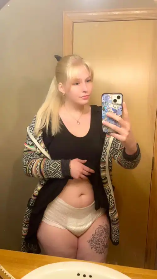 Upvote if you'd date a diaper girl 😢