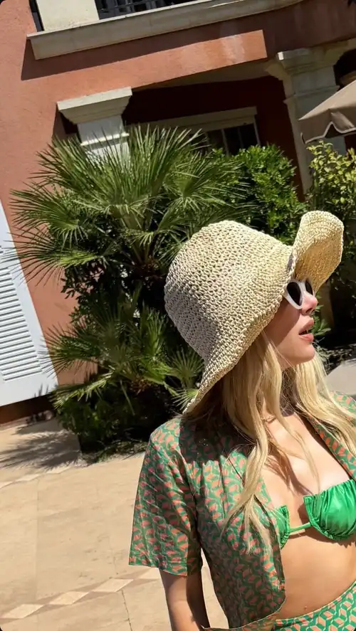 Emma Roberts 