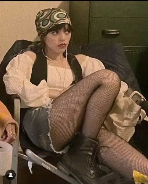 Omg those thighs 😍