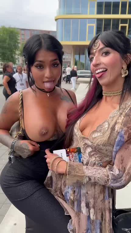 When 2 sluts go to the red carpet