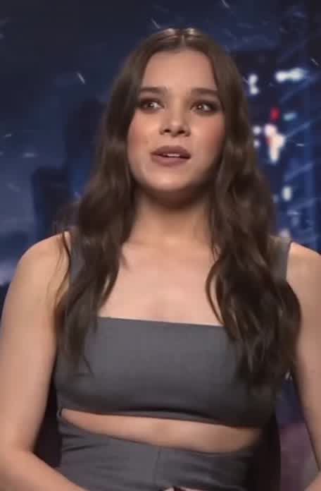 Hailee Steinfeld, midriff