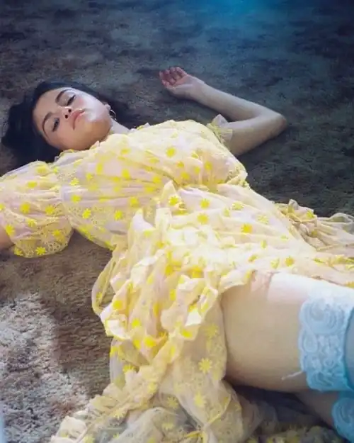 She's so sexy shen she's showing leg.