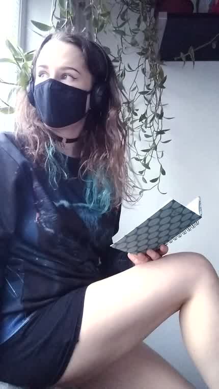 If a cute, shy alt girl dropped her pencil in front of you like this... what would happen next?