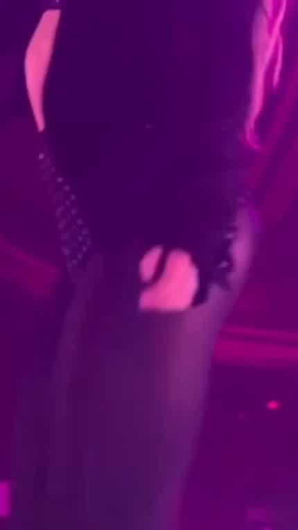 She knows how to show that ass