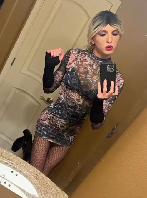 #IL Sissy 24 looking for other sissies and femmes to chat and play with!!