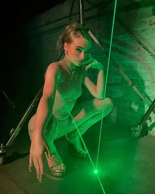 Would you last long if Sabrina Carpenter was Squatting Down on you? 💦