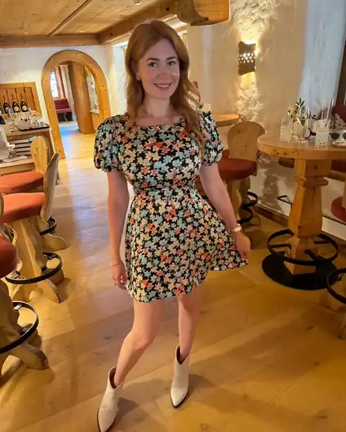 Das Kleid betont schön ihre großen Brüste 