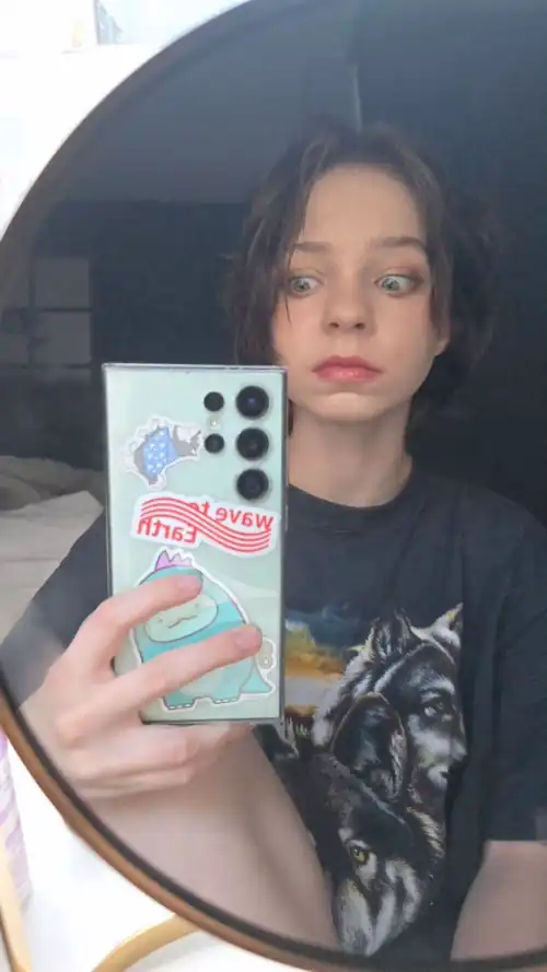 Emma reacting to a dick pic ??