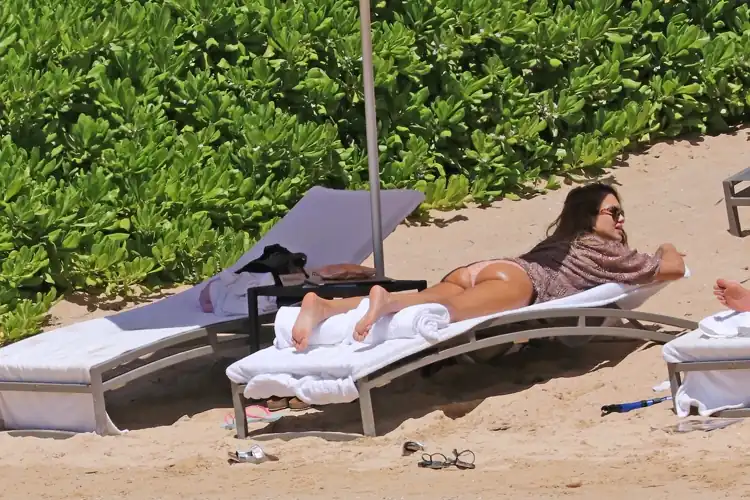 Jessica Alba Suntan 🍑 and Bonus 🦶🦶
