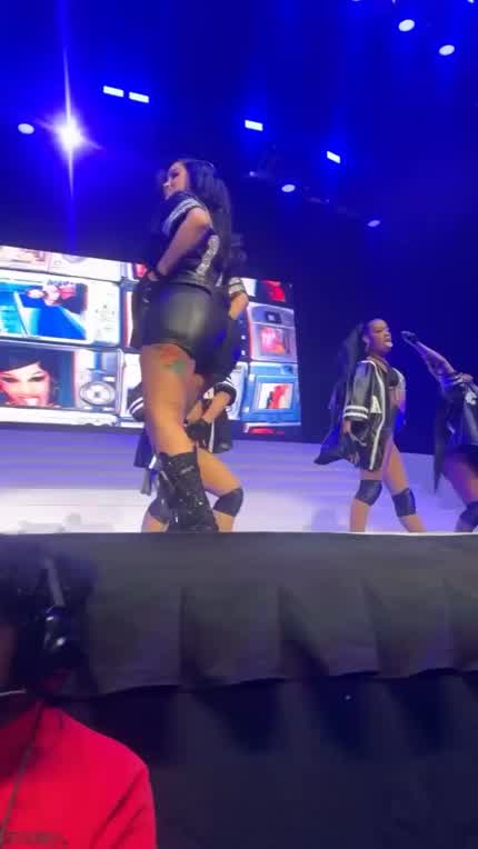 Cardi b twerk at concert better view