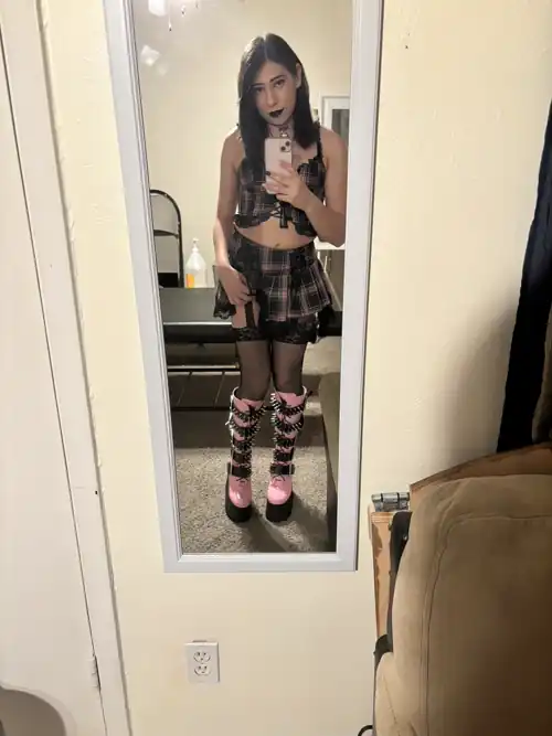 Who likes goth sissy’s? 🖤