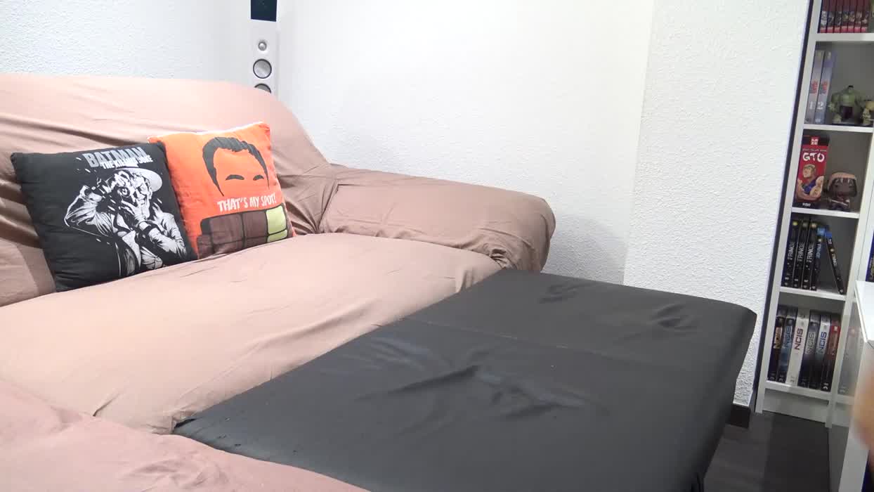 Back home for a well deserved spanking session! The pussy wide apart and wet ready to welcome the fingers of a stranger... More and more hard and faster and faster... result: a very red ass!