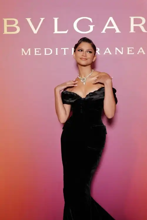 Was watching KC undercover all night long and I just stop myself calling her DADDY. God I'm such a SISSY for her 💖💗💖