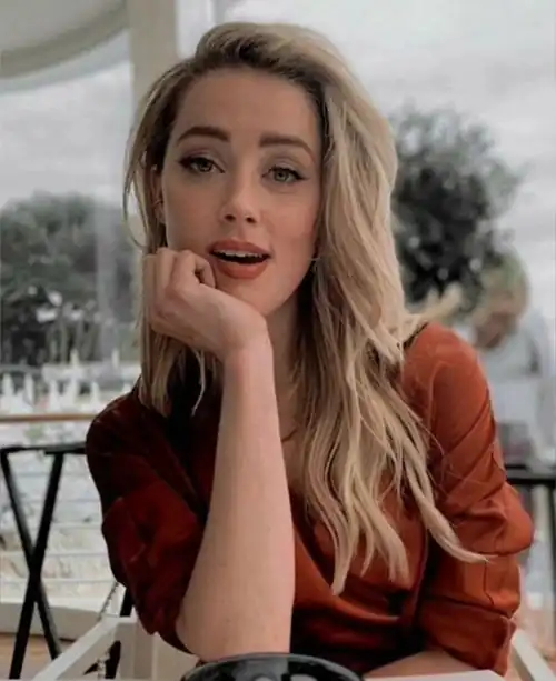 Her expression, in this photo, she looks at us kindly and reminds us of our place 😍