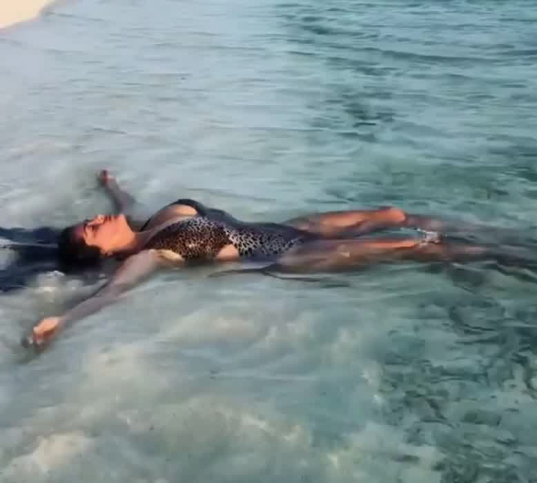 Wearing leopard swimsuit while on vacation | IG January 2019