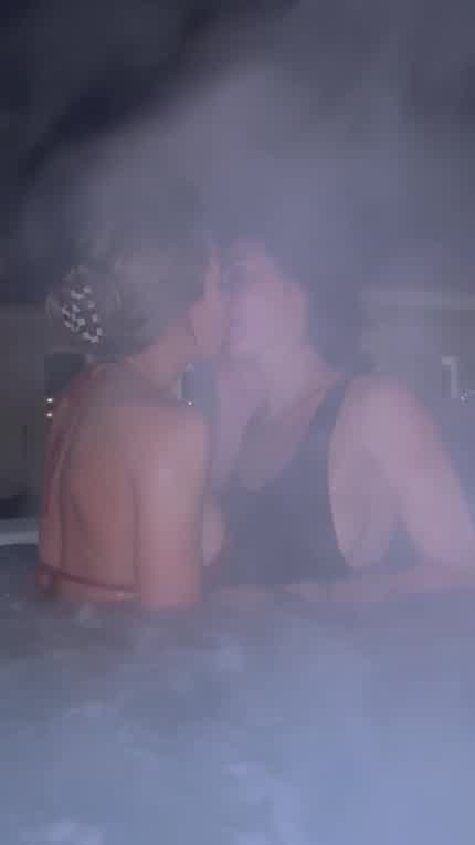 I loveee kissing my friends :)