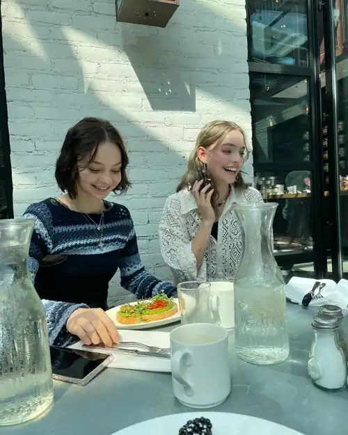 Emma Myers & Isabel Myers