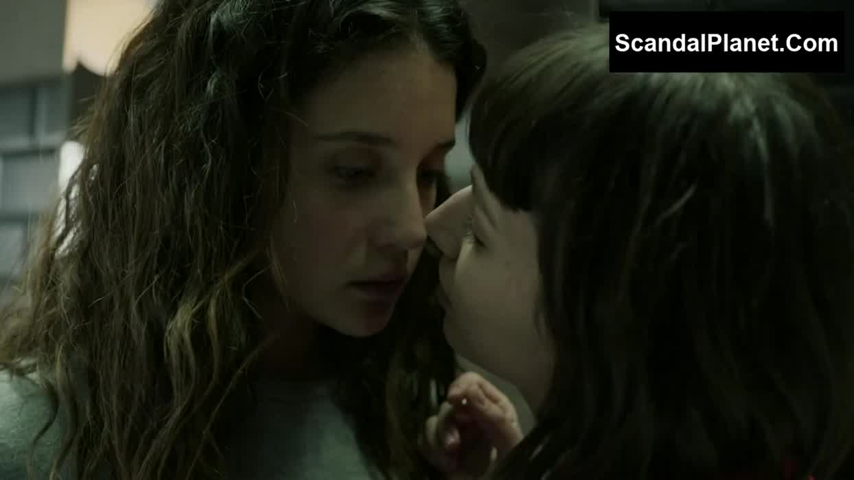 Ursula Corbero lesbian kiss from Casa de Papel