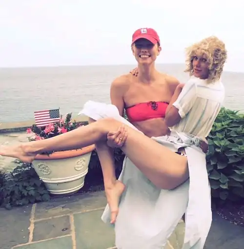 Taylor swift and Karlie kloss