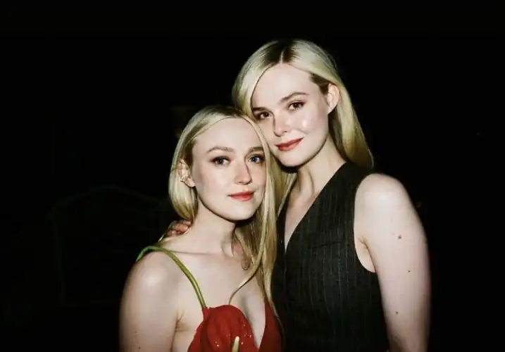 Dakota and Elle Fanning