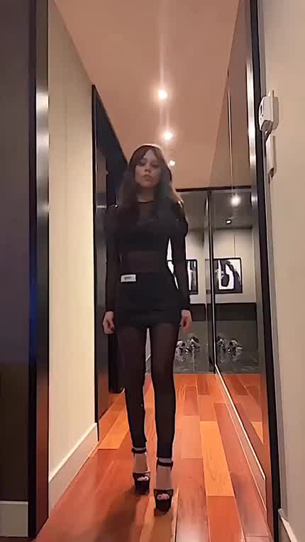 Her petite size and that perfect body is amazing! 👌🏻