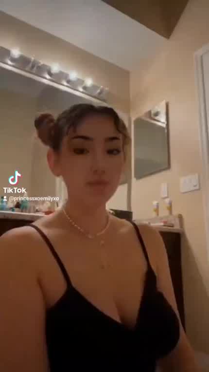 She mogs Ice Spice by miles 