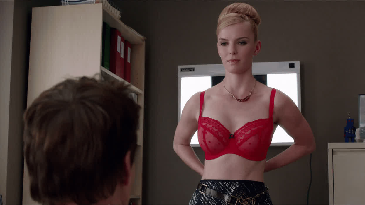 [Topless] Betty Gilpin in 'Nurse Jackie' s5 (2013)