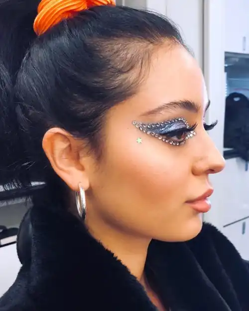 Anyone know the reasoning behind the heavy eye makeup throughout the show?