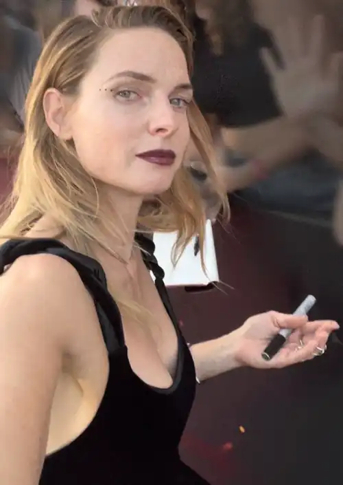 Her ability to transform a moment of celebrity glamour into a heartfelt and authentic exchange is truly her hallmark. - Courtesy: Twitter / fergusnparrilla