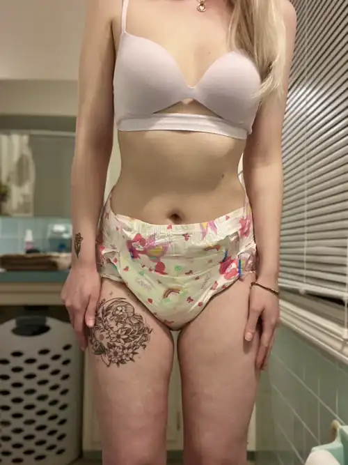 Upvote if you'd like to see me post in GirlsinDiapers again!! Maxipad's malicious ban is almost lifted!! ♥️♥️♥️