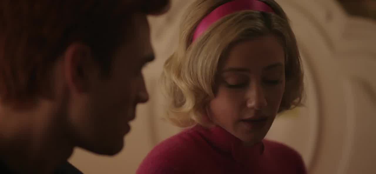 Betty sexually looking at Archie 👀