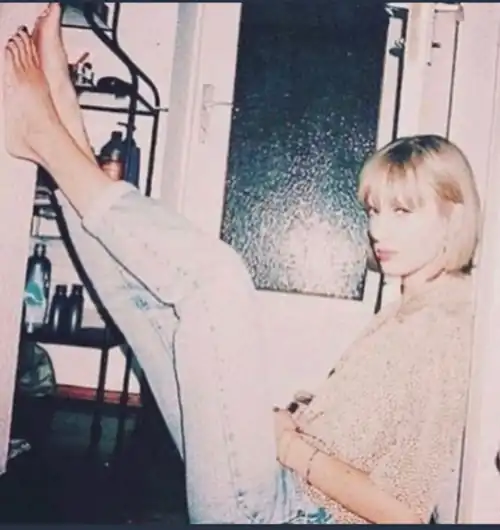 She Loves Showing Off