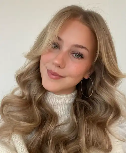 This blonde is having more fun, F22 (SELF)