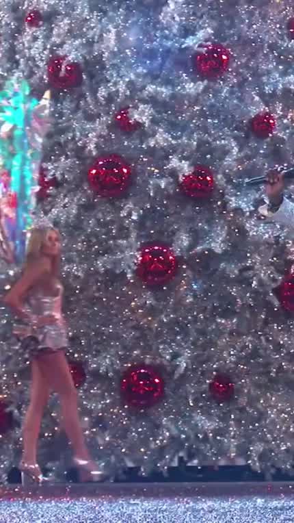 Heidi walking in the 2007 Victoria’s Secret Fashion Show.
