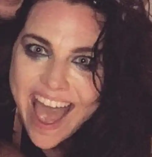 she is so pretty even without makeup❤️