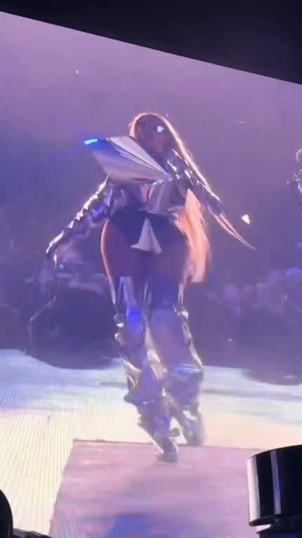 Beyonce releases the wiggle 👑