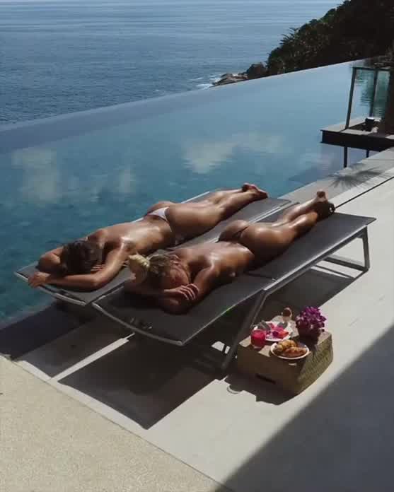 Irina & Natalee 🍑🍑