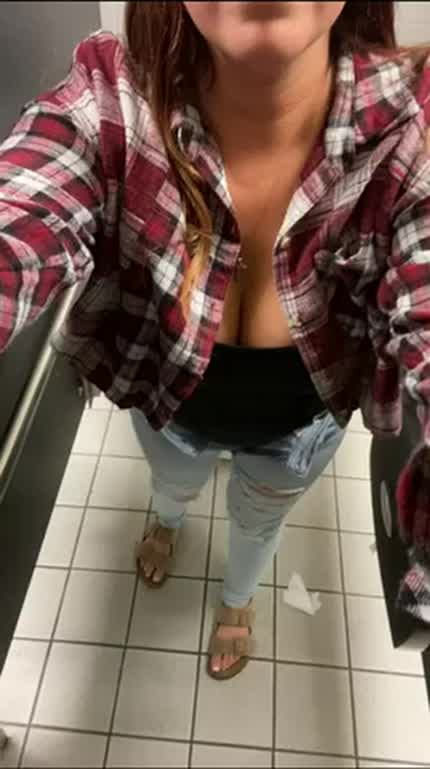 I love to play at work, In my car, In the mall or anywhere and soak my panties. I sell you my panties with a video soaking them… like squirt… that’s a little extra 💦💦💦