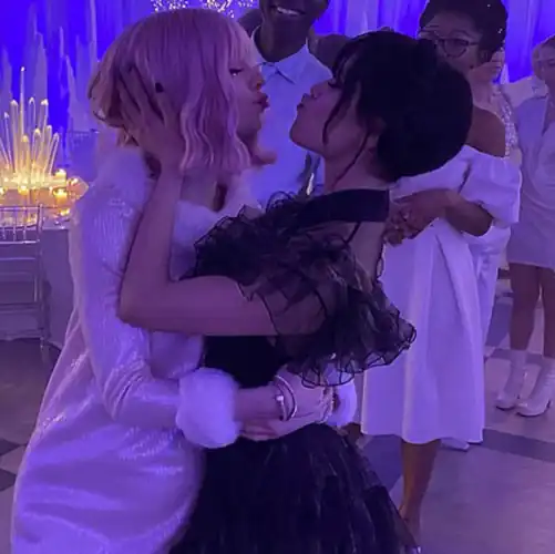 I wish Emma and Jenna would've actually kissed in this pic.