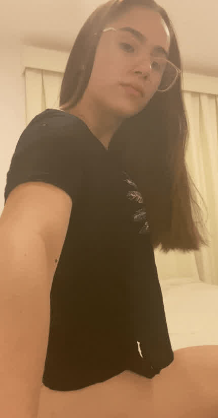 this highschool babe likes to twerk on all the daddys