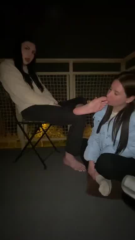 Rate how good she sucks my toes 😏