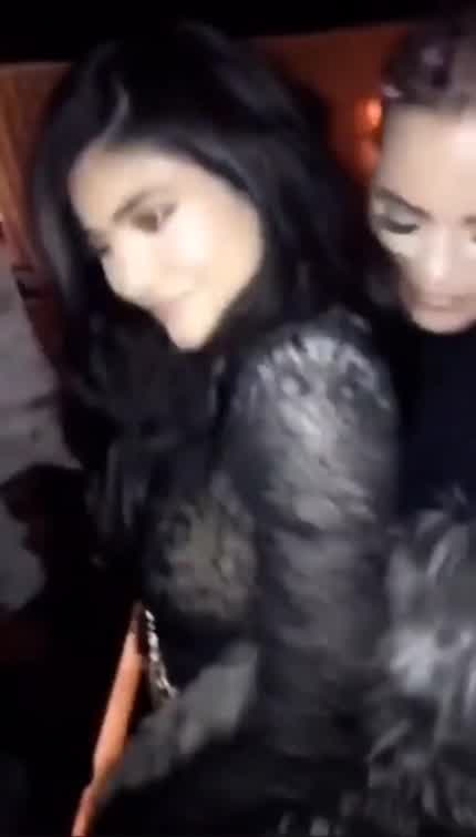 Khloe humping Kylie 😮‍💨