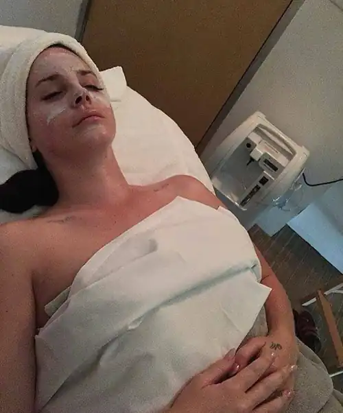 *concert starts at 8* lana at 7:59: