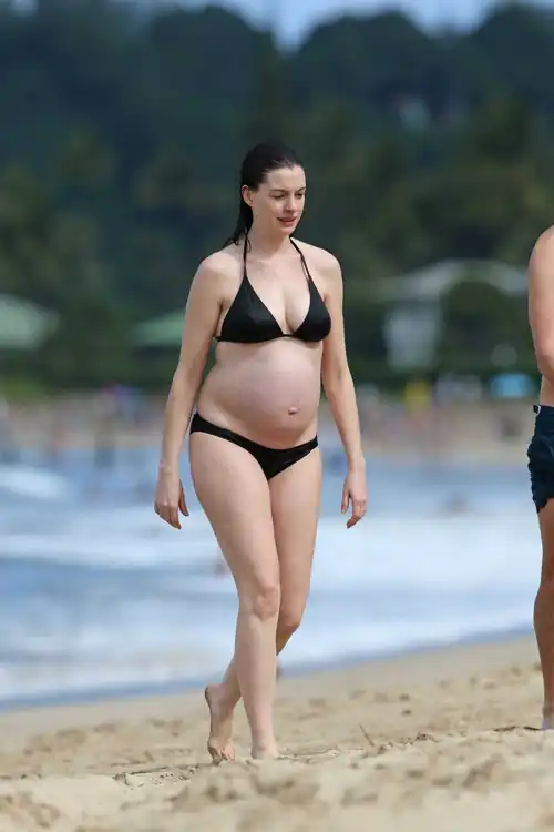Anne Hathaway Pregnant Bikini
