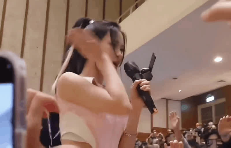 Ryujin showed her armpit then smiled at you