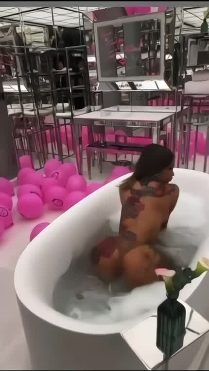 Cardi B Twerking