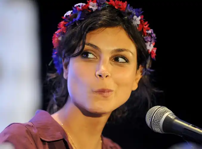 Morena Baccarin has such a cute nose