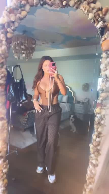 Bella Thorne 1