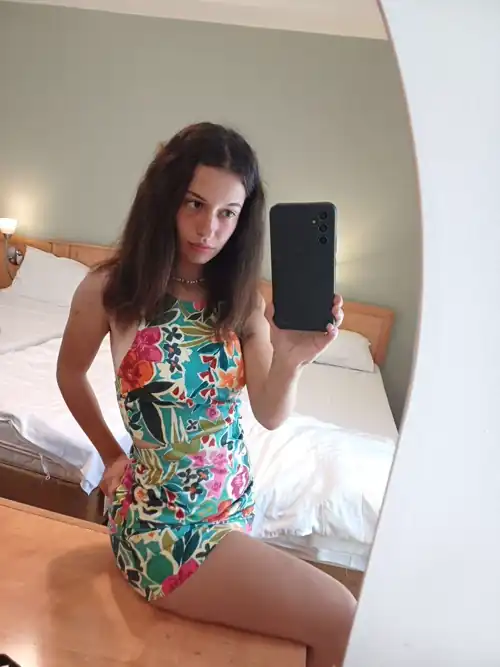 How's this selfie in my tight dress? 😉